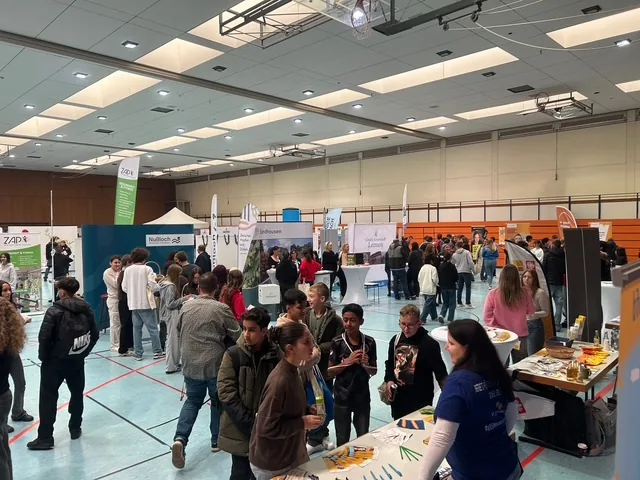 Schülerinnen und Schüler an den Ständen der Berufe- und Ausbildungsmesse 2025